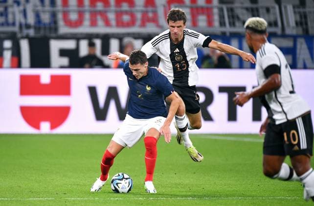 Fussball, Herren, Deutschland, Nationalmannschaft, Länderspiel, Signal Iduna Park Dortmund: Deutschland - Frankreich; Benjamin Pavard (FRA), Thomas Müller (GER). Aktion DFB REGULATIONS PROHIBIT ANY USE OF PHOTOGRAPHS AS IMAGE SEQUENCES AND OR QUASI-VIDEO.