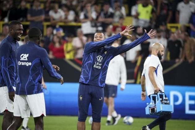 Echauffement des joueurs de France KYLIAN MBAPPE 10 (FRA) FOOTBALL : Allemagne vs France - Match amical -Signal Iduna Park Dortmund - 12 09 2023 ElyxandroCegarra Panoramic 