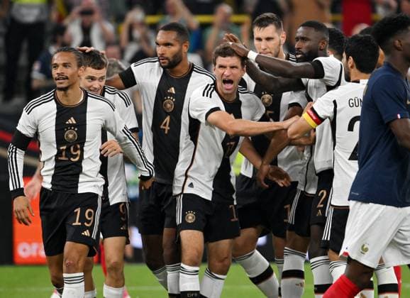 Jubel 1:0, Torschütze Thomas Müller (Deutschland), mitte, wird gefeiert 12.09.2023, DFB Fussball Länderspiel 2023, Deutschland - Frankreich Dortmund Signal Iduna Park Deutschland