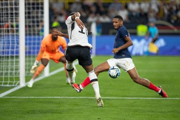 Freundschaftsspiel Deutschland - Frankreich; 12.09.2023 Benjamin Henrichs (Deutschland, 16) bereitet das Tor zum 1:0 vor, Freundschaftsspiel, Deutschland - Frankreich, 12.09.2023, Signal Iduna Park, Dortmund Copyright: xBEAUTIFULxSPORTS Meuselx