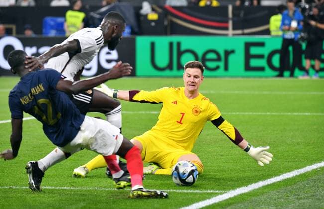 Fussball, Herren, Deutschland, Nationalmannschaft, Länderspiel, Signal Iduna Park Dortmund: Deutschland - Frankreich; Marc Andre ter Stegen (GER), Antonio Rüdiger (GER), Randal Kolo Muani (FRA). Aktion DFB REGULATIONS PROHIBIT ANY USE OF PHOTOGRAPHS AS IMAGE SEQUENCES AND OR QUASI-VIDEO.
