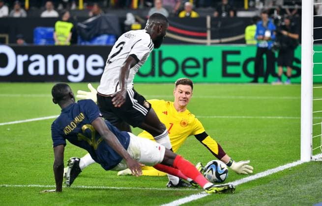 Fussball, Herren, Deutschland, Nationalmannschaft, Länderspiel, Signal Iduna Park Dortmund: Deutschland - Frankreich; Marc Andre ter Stegen (GER), Antonio Rüdiger (GER), Randal Kolo Muani (FRA). Aktion DFB REGULATIONS PROHIBIT ANY USE OF PHOTOGRAPHS AS IMAGE SEQUENCES AND OR QUASI-VIDEO.