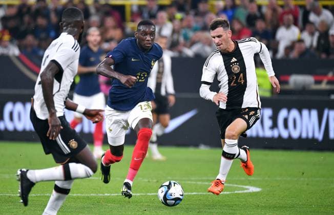 Fussball, Herren, Deutschland, Nationalmannschaft, Länderspiel, Signal Iduna Park Dortmund: Deutschland - Frankreich; Randal Kolo Muani (FRA), Pascal Groß (GER). Aktion DFB REGULATIONS PROHIBIT ANY USE OF PHOTOGRAPHS AS IMAGE SEQUENCES AND OR QUASI-VIDEO.