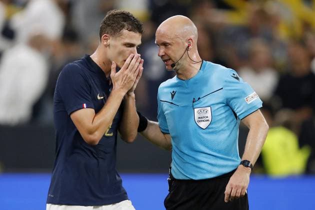 DORTMUND - (l-r) Benjamin Pavard of France, referee Anthony Taylor during the friendly Interland match between Germany and France at the Signal Iduna Park on September 12, 2023 in Dortmund, Germany. ANP Hollandse Hoogte BART STOUTJESDIJK International Friendly, Länderspiel, Nationalmannschaft 2023 2024 xVIxANPxSportx xBartxStoutjesdijkxIVx 478046708 originalFilename: 478046708.jpg