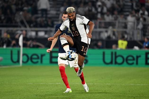 12.09.2023, xjhx, Fussball Länderspiel, Deutschland - Frankreich emspor, v.l. Benjamin Pavard (Frankreich) Serge Gnabry (Deutsche Fussball Nationalmannschaft DFB) Zweikampf, Aktion, action, battle for the ball (DFL DFB REGULATIONS PROHIBIT ANY USE OF PHOTOGRAPHS as IMAGE SEQUENCES and or QUASI-VIDEO) Dortmund