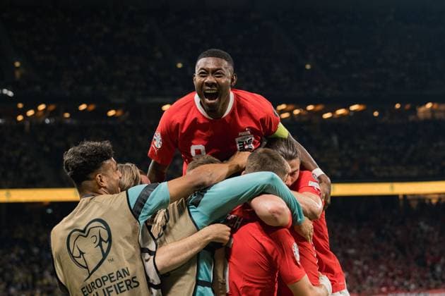 Sport Themen der Woche KW37 Sport Bilder des Tages SOCCER - UEFA EURO, EM, Europameisterschaft,Fussball 2024 Quali, SWE vs AUT SOLNA,SWEDEN,12.SEP.23 - SOCCER - European Qualifiers 2024, OEFB international match, Länderspiel, Nationalmannschaft Sweden vs Austria. Image shows the rejoicing of David Alaba (AUT) and his team.  GEPAxpictures xJohannesxFriedl