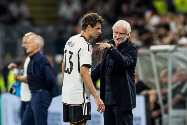 Freundschaftsspiel Deutschland - Frankreich; 12.09.2023 Thomas Mueller (Deutschland, 13) und Rudi Voeller (DFB Direktor A-Nationalmannschaft, Interims-Trainer Deutschland) Freundschaftsspiel Deutschland - Frankreich, Dortmund, Signal Iduna Park am 12.09.2023 DFB REGULATIONS PROHIBIT ANY USE OF PHOTOGRAPHS AS IMAGE SEQUENCES AND OR QUASI-VIDEO. Copyright: xBEAUTIFULxSPORTS Wunderlx