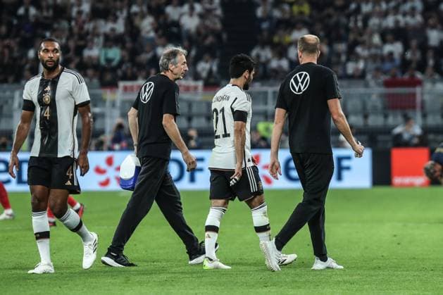 Fussball, Nationalmannschaft Saison 2023 2024 Freundschafts Länderspiel Deutschland - Frankreich 12.09.2023, SIGNAL-IDUNA-PARK Dortmund Ilkay Gündogan (Deutschland, 21) verlässt das Spielfeld verletzt Dortmund Signal-Iduna-Park Nordrhein-Westfahlen Deutschland