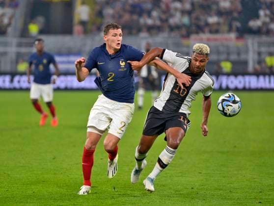 12.09.2023, Fussball Nationalteams Freundschaftsspiele 2023, Länderspiel, Deutschland - Frankreich, im Signal-Iduna-Park Stadion Dortmund, v.l. Benjamin Pavard (Frankreich) gegen Serge Gnabry (Deutschland)
