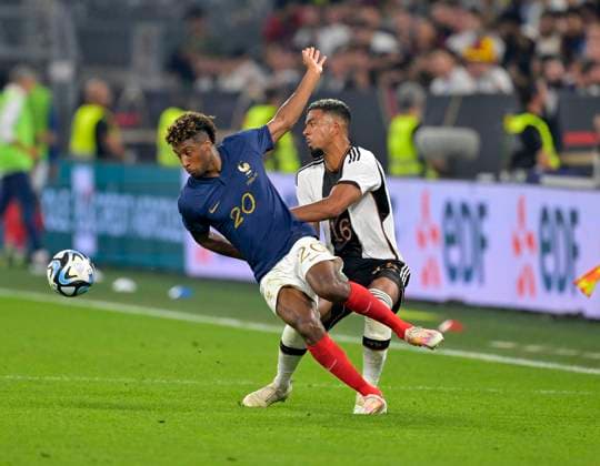 12.09.2023, Fussball Nationalteams Freundschaftsspiele 2023, Länderspiel, Deutschland - Frankreich, im Signal-Iduna-Park Stadion Dortmund, v.l. Kingsley Coman (Frankreich) gegen Benjamin Henrichs (Deutschland)
