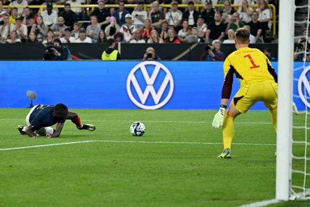 12.09.2023, xjhx, Fussball Länderspiel, Deutschland - Frankreich emspor, v.l. Randal Kolo Muani (Frankreich) Marc-Andre ter Stegen (Deutsche Fussball Nationalmannschaft DFB) (DFL DFB REGULATIONS PROHIBIT ANY USE OF PHOTOGRAPHS as IMAGE SEQUENCES and or QUASI-VIDEO) Dortmund