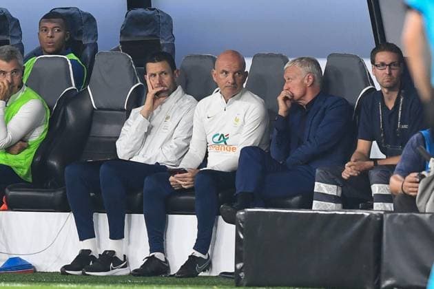 Fussball, Herren, Saison 2023 2024, Länderspiel in Dortmund, Deutschland - Frankreich, v. l. Kylian Mbappe (Frankreich) und Trainer Didier Deschamps (Frankreich) sitzen auf der Bank, sit on the bench, 12.09. 2023, Copyright: xSebastianxRäppold MatthiasxKochx