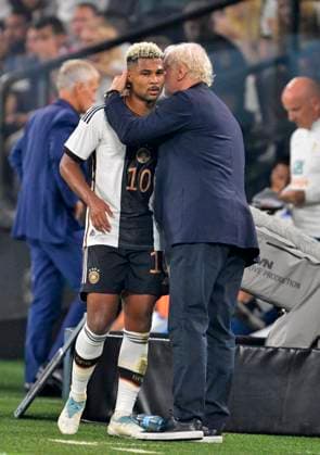 12.09.2023, Fussball Nationalteams Freundschaftsspiele 2023, Länderspiel, Deutschland - Frankreich, im Signal-Iduna-Park Stadion Dortmund, Interims-Bundestrainer Rudi Völler (Deutschland) umarmnt Serge Gnabry (Deutschland)