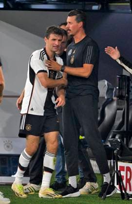 12.09.2023, Fussball Nationalteams Freundschaftsspiele 2023, Länderspiel, Deutschland - Frankreich, im Signal-Iduna-Park Stadion Dortmund, v.l. Thomas Müller (Deutschland) shakehands mit Co-Trainer Hannes Wolf (Deutschland) und Co-Trainer Sandro Wagner (Deutschland)