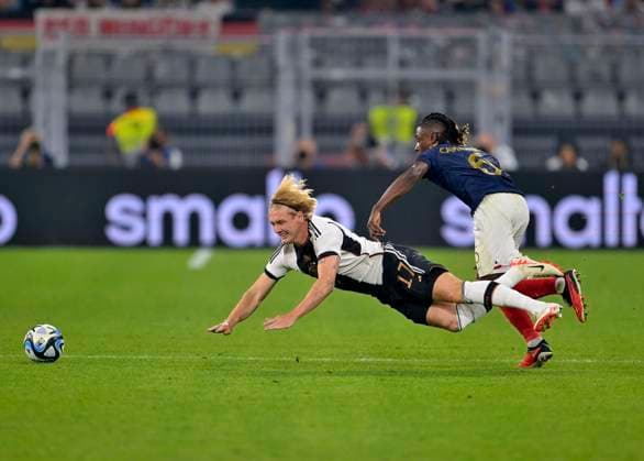 12.09.2023, Fussball Nationalteams Freundschaftsspiele 2023, Länderspiel, Deutschland - Frankreich, im Signal-Iduna-Park Stadion Dortmund, v.l. Julian Brandt (Deutschland) gegen Eduardo Camavinga (Frankreich)