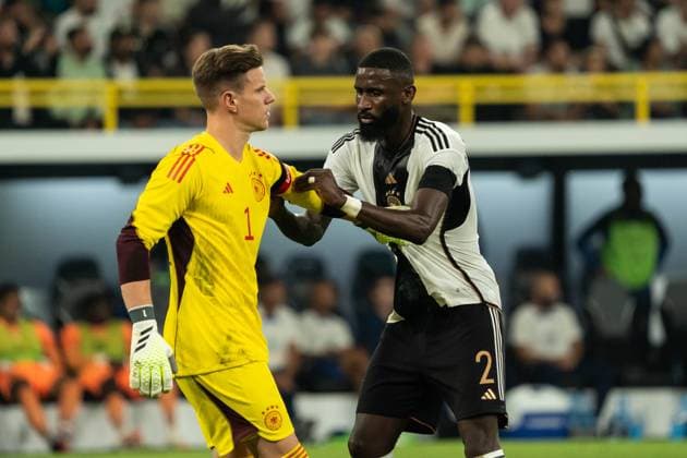GER, FSP, Deutschland (GER) vs Frankreich (FRA) 12.09.2023, Signal Iduna Park, Dortmund, GER, FSP, Deutschland (GER) vs Frankreich (FRA) Im Bild: Antonio RuÌˆdiger (Deutschland, 2) zieht Marc-AndrÃ ter Stegen (Deutschland, 1) die Kapitänsbinde an