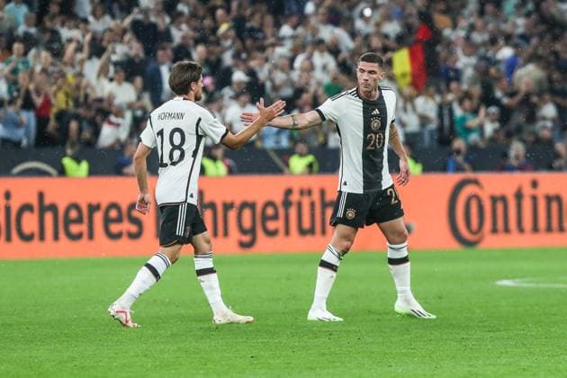 Fussball, Nationalmannschaft Saison 2023 2024 Freundschafts Länderspiel Deutschland - Frankreich 12.09.2023, SIGNAL-IDUNA-PARK Dortmund Jonas Hofmann (Deutschland, 18) Robin Gosens (Deutschland, 20) feuen sich über den Treffer zum 2-0 durch Leroy Sane (Deutschland, 19) Dortmund Signal-Iduna-Park Nordrhein-Westfahlen Deutschland