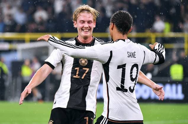 Fussball, Herren, Deutschland, Nationalmannschaft, Länderspiel, Signal Iduna Park Dortmund: Deutschland - Frankreich 2:1; Jubel Leroy Sane (GER) nach seinem Tor zum 2:0, zusammen mit Julian Brandt (GER). Jubel, Freude, Aktion. DFB REGULATIONS PROHIBIT ANY USE OF PHOTOGRAPHS AS IMAGE SEQUENCES AND OR QUASI-VIDEO.