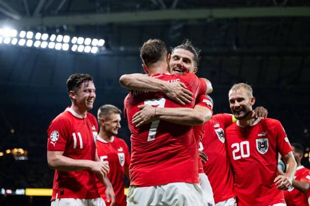 230912 Marko Arnautovic of Austria celebrates with Marcel Sabitzer after 0-3 during the UEFA EURO, EM, Europameisterschaft,Fussball Qualifier, EM, Europameisterschaft football match between Sweden and Austria on September 12, 2023 in Stockholm. Photo: Emma Wallskog BILDBYRAN COP 320 JM0531 bbeng fotboll football soccer fotball em-kval kval uefa euro qualifier sverige sweden sverige a österrike austria jubel Copyright: EMMAxWALLSKOG BB230912EW130