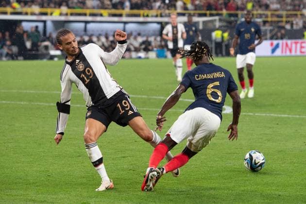 Nach diesem Foul von Leroy SANE (GER) an Eduardo CAMAVINGA (FRA) gibt Schiedsrichter Anthony TAYLOR (ENG) einen. Elfmeter, Strafstoss,. Fussball Freundschaftsspiel, Deutschland (GER) - Frankreich (FRA) 2:1 am 12.09.2023 in Dortmund Deutschland. Â