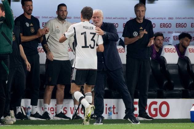 Trainer Rudi VOELLER (Völler)(GER) dankt Thomas MUELLER (Müller) (GER) bei seiner Auswechslung, Fussball Freundschaftsspiel, Deutschland (GER) - Frankreich (FRA) 2:1 am 12.09.2023 in Dortmund Deutschland. Â