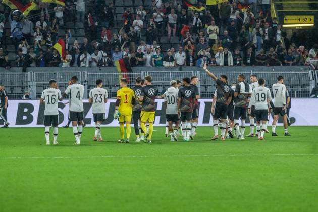 Fussball, Nationalmannschaft Saison 2023 2024 Freundschafts Länderspiel Deutschland - Frankreich 12.09.2023, SIGNAL-IDUNA-PARK Dortmund Die deutschen Spieler bedanken sich nach dem Spiel bei den Fans Benjamin Hendrichs (Deutschland, 16) Jonathan Tah (Deutschland, 4) Emre Can (Deutschland, 23) Marc Andre ter Stegen (Deutschland, 1) Serge Gnabry (Deutschland, 10) Leroy Sane (Deutschland, 19) Kai Havertz (Deutschland, 7) Dortmund Signal-Iduna-Park Nordrhein-Westfahlen Deutschland