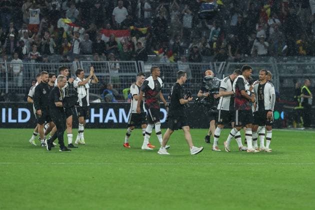 Fussball, Nationalmannschaft Saison 2023 2024 Freundschafts Länderspiel Deutschland - Frankreich 12.09.2023, SIGNAL-IDUNA-PARK Dortmund Die deutschen Spieler bedanken sich nach dem Spiel bei den Anwesenden Fans und freuen sich über den Sieg Dortmund Signal-Iduna-Park Nordrhein-Westfahlen Deutschland