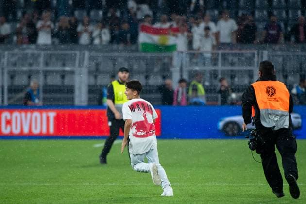 Flitzer im Jordanien T - Shirt wird von Ordnern Security verfolgt, GER, Deutschland vs Frankreich, DFB Fussball Nationalmannschaft Herren, Saison 2023 2024, 12.09.2023 DFB regulations prohibit any use of photographs as image sequences and or quasi-video GER, Deutschland vs Frankreich, DFB Fussball Nationalmannschaft Herren, Saison 2023 2024, 12.09.2023 Dortmund Copyright: xEibner-Pressefoto Memmlerx EP_MMR