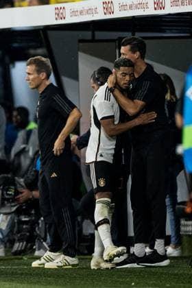 Freundschaftsspiel Deutschland - Frankreich; 12.09.2023 Sandro Wagner (Interims Co-Trainer Deutschland) umarnt Benjamin Henrichs (Deutschland, 16) bei Auswechslung Freundschaftsspiel Deutschland - Frankreich, Dortmund, Signal Iduna Park am 12.09.2023 DFB REGULATIONS PROHIBIT ANY USE OF PHOTOGRAPHS AS IMAGE SEQUENCES AND OR QUASI-VIDEO. Copyright: xBEAUTIFULxSPORTS Wunderlx