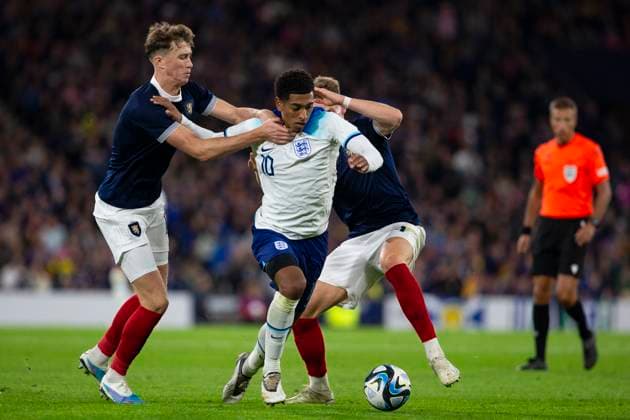 Hampden Park GLASGOW, SCOTLAND - SEPTEMBER 12: Jude Bellingham (England 10) Jack Hendry (Scotland 12) and Scott McTominay ( 4 Scotland) battle for the ball during 150th Anniversary Heritage Match between Scotland and England at Hampden Park on September 12, 2023 in Glasgow, Scotland. (Photo by Richard Callis SPP) (Richard Callis SPP) Copyright: xRichardxCallisx xSPPx spp-en-RiCaSp-rmc120923-1183
