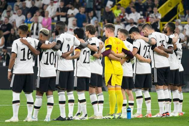 Signal Iduna Park Dortmund, 12.9.2023, Fussball: Internationales Freundschaftsspiel, Deutschland (GER) vs Frankreich (FRA) Teamgeist: Die Mannschaft Arm in Arm bei Gedenkminute für Flut- und Erdbebenopfer in Nordafrika UEFA REGULATIONS PROHIBIT ANY USE OF PHOTOGRAPHS AS IMAGE SEQUENCES AND OR QUASI-VIDEO