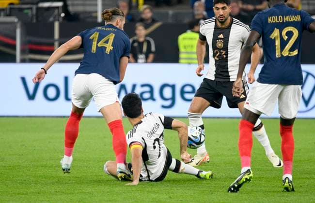 Signal Iduna Park Dortmund, 12.9.2023, Fussball: Internationales Freundschaftsspiel, Deutschland (GER) vs Frankreich (FRA) entscheidende Szene vor dem Tor zum 1:0: Ilkay Gündogan (Guendogan) (GER) spielt am Boden liegend den Ball auf Emre Can (GER). Links: Adrien Rabiot (FRA) UEFA REGULATIONS PROHIBIT ANY USE OF PHOTOGRAPHS AS IMAGE SEQUENCES AND OR QUASI-VIDEO