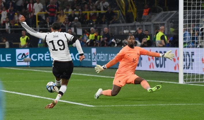 Leroy Sane (Deutschland) erzielt gegen Torwart Mike Maignan (Frankreich) das Tor zum 2:0 12.09.2023, DFB Fussball Länderspiel 2023, Deutschland - Frankreich 2:1 Dortmund Signal Iduna Park Deutschland