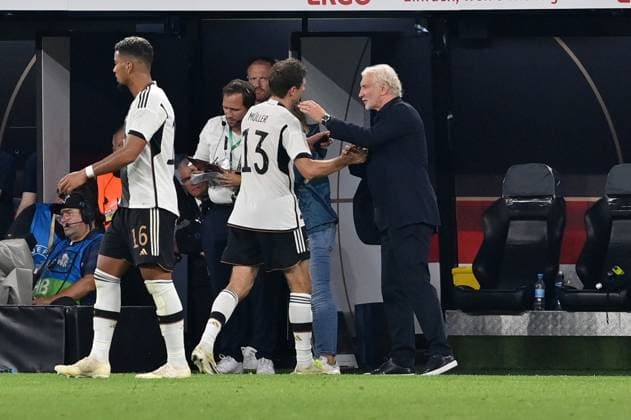 Interims Bundestrainer Rudi Völler (Deutschland) mit Thomas Müller (Deutschland) 12.09.2023, DFB Fussball Länderspiel 2023, Deutschland - Frankreich 2:1 Dortmund Signal Iduna Park Deutschland