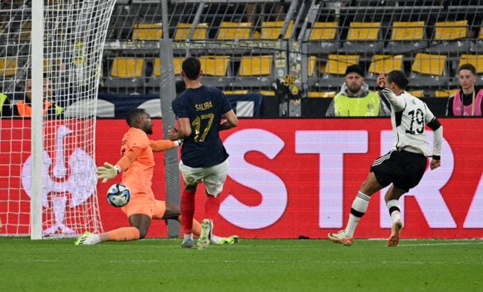 Leroy Sane (Deutschland), re., erzielt das Tor zum 2:0 12.09.2023, DFB Fussball Länderspiel 2023, Deutschland - Frankreich 2:1 Dortmund Signal Iduna Park Deutschland