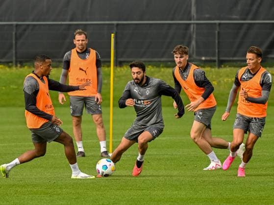 Sport Themen der Woche KW37 Sport Bilder des Tages Jacob Italiano (Borussia Moenchengladbach, 36) versucht sich gegen Alassane Plea (Borussia Moenchengladbach, 14), Tony Reitz (Borussia Moenchengladbach, U23) und Hannes Wolf (Borussia Moenchengladbach, 11) durchzusetzen. Dahinter Tony Jantschke (Borussia Moenchengladbach, 24). Borussia Moenchengladbach, Fussball, Bundesliga, Training, Saison 2023 2024, 13.09.2023 Borussia Moenchengladfbach, Fussball, Bundesliga, Training, Saison 2023 2024, 13.09.2023 Moenchengladbach *** Jacob Italiano Borussia Moenchengladbach, 36 tries to assert himself against Alassane Plea Borussia Moenchengladbach, 14 , Tony Reitz Borussia Moenchengladbach, U23 and Hannes Wolf Borussia Moenchengladbach, 11 Behind Tony Jantschke Borussia Moenchengladbach, 24 Borussia Moenchengladbach, football, Bundesliga, training, season 2023 2024, 13 09 2023 Borussia Moenchengladfbach, football, Bundesliga, training, season 2023 2024, 13 09 2023 Moenchengladbach Copyright: xEibner-Pressefoto ThomasxHaeslerx EP_THR
