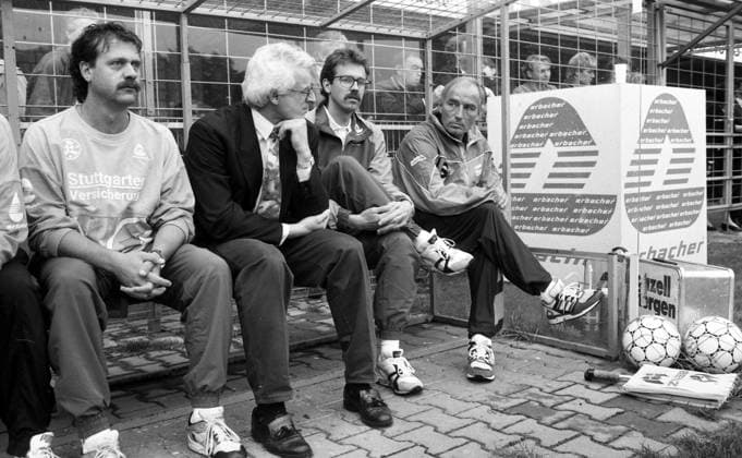 Archivbilder der Woche SPORT KW37 19.09.92 Stuttgarter Kickers - Eintracht Braunschweig Deutschland, Stuttgart, 19.09.1992, Fussball, 2. Bundesliga, Stuttgarter Kickers- Eintracht Braunschweig (2:1): v.l. Achim Markus (Masseur Stuttgarter Kickers), Dieter Dollmann (Manager Stuttgarter Kickers), Michael Feichtenbeiner (Co-Trainer Stuttgarter Kickers), Rolf Schafstall (Trainer Stuttgarter Kickers). *** 19 09 92 Stuttgarter Kickers Eintracht Braunschweig Germany, Stuttgart, 19 09 1992, Football, 2 Bundesliga, Stuttgarter Kickers Eintracht Braunschweig 2 1 v l Achim Markus Masseur Stuttgarter Kickers , Dieter Dollmann Manager Stuttgarter Kickers , Michael Feichtenbeiner Co Trainer Stuttgarter Kickers , Rolf Schafstall Trainer Stuttgarter Kickers