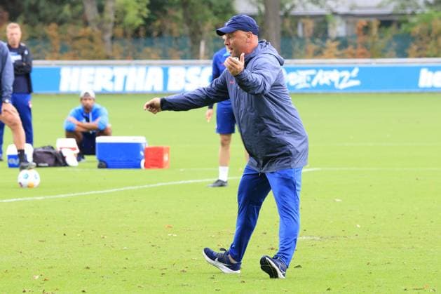 Sport Themen der Woche KW37 Sport Bilder des Tages DEU, DFL, 2. FBL Hertha BSC, Training, 13.09.2023, Sportforum, Berlin, DEU, DFL, 2. FBL Hertha BSC, Training, im Bild Cheftrainer Pal Dardai (Hertha BSC Berlin) DFL - regulations prohibit any use of Photographs as image sequences and or quasi-video Foto: Juergen Engler nordphoto GmbH *** DEU, DFL, 2 FBL Hertha BSC, training, 13 09 2023, Sportforum, Berlin, DEU, DFL, 2 FBL Hertha BSC, training, in picture head coach Pal Dardai Hertha BSC Berlin DFL regulations prohibit any use of Photographs as image sequences and or quasi video Foto Juergen Engler nordphoto GmbH nordphotoxGmbHx xEngler nph00076