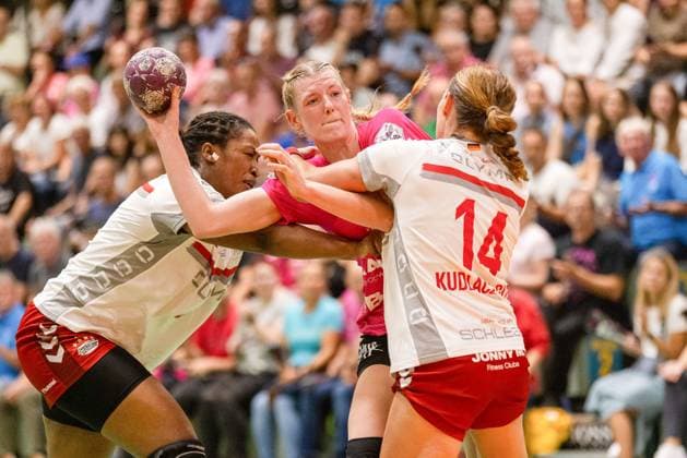 Sport Themen der Woche KW37 Sport Bilder des Tages Naina Klein (TuS Metzingen, 09) wird von Kaba Gassama Cissokho (SG BBM Bietigheim, 04) und Karolina Kudlacz-Gloc (SG BBM Bietigheim, 14) gestoppt GER, TuS Metzingen vs. SG BBM Bietigheim, Handball, HBF, Handball Frauen Bundesliga, 2. Spieltag, Spielzeit 2023 2024, 13.09.2023 GER, TuS Metzingen vs. SG BBM Bietigheim, Handball, HBF, Handball Frauen Bundesliga, 2. Spieltag, Spielzeit 2023 2024, 13.09.2023 Metzingen *** Naina Klein TuS Metzingen, 09 is stopped by Kaba Gassama Cissokho SG BBM Bietigheim, 04 and Karolina Kudlacz Gloc SG BBM Bietigheim, 14 GER, TuS Metzingen vs SG BBM Bietigheim, Handball, HBF, Handball Frauen Bundesliga, 2 Spieltag, Spielzeit 2023 2024, 13 09 2023 GER, TuS Metzingen vs SG BBM Bietigheim, Handball, HBF, Handball Frauen Bundesliga, 2 Spieltag, Spielzeit 2023 2024, 13 09 2023 Metzingen Copyright: xEibnerxPressefoto OliverxSchmidtx EP_OST