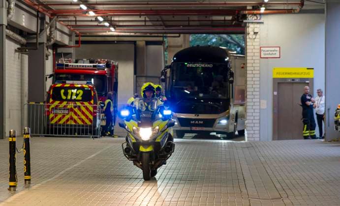 12.09.2023, Fussball Nationalteams Freundschaftsspiele 2023, Länderspiel, Deutschland - Frankreich, im Signal-Iduna-Park Stadion Dortmund, Der Mannschaftsbus der Deutschen Spieler kommt zum Stadion, eskortiert von zwei Polizeimotorrädern.