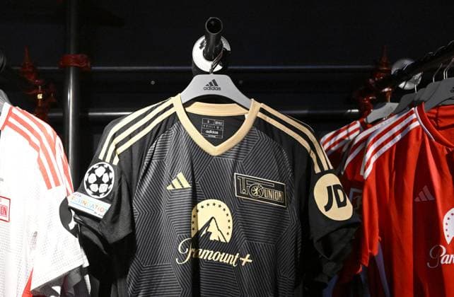 Fussball, Herren, Saison 2023 2024, Champions League, 1. FC Union Berlin, das schwarze Trikot für die Champions League im Fanshop, 14.09. 2023, Copyright: xMatthiasxKochx