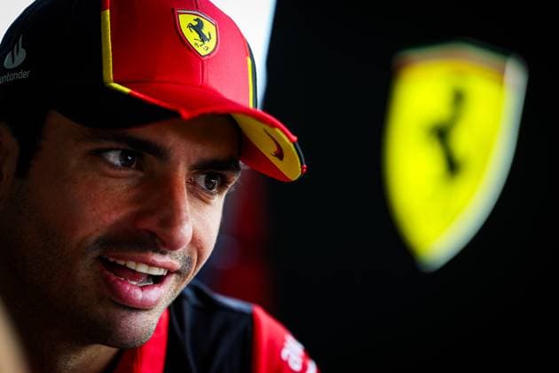SAINZ Carlos (spa), Scuderia Ferrari SF-23, portrait during the 2023 Formula 1 Singapore Airlines Singapore Grand Prix, 15th round of the 2023 Formula One World Championship, WM, Weltmeisterschaft from September 15 to 17, 2023 on the Marina Bay Street Circuit, in Singapore - F1 - SINGAPORE GRAND PRIX 2023 DPPI Panoramic  00123034_GOOD0751