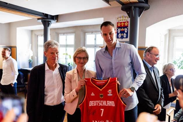 Sport Themen der Woche KW37 Sport Bilder des Tages 14.09.2023, GER, Basketball, Maenner, Saison 23 24, Nationalmannschaft, Weltmeisterschaft FÃ dÃ ration Internationale de Basketball Philippinen Japan Indonesien , Empfang des Weltmeister Johannes Voigtmann in Eisenach + Eintrag in das Goldene Buch der Johannes Voigtmann kroente seine Karriere mit dem Weltmeistertitel im Basketball gemeinsam mit der Deutschen Nationalmannschaft während der WM 2023. Organisiert durch die FÃ dÃ ration Internationale de Basketball. Gespielt wurde auf den Philippinen sowie in Japan und Indonesien. Nach der Titelgewinn wurde Johannes Voigtmann nach Eisenach geladen. Es gab einen Empfang durch die Buergermeisterin Katja Wolf sowie dem Sportminister Thueringens, Helmut Holter. Im Anschluss erfolgte der Eintrag in des Goldene Buch der Stadt. *** 14 09 2023, GER, basketball, men, season 23 24, national team, world championship FÃ dÃ ration Internationale de Basketball Philippines Japan Indonesia , Reception of the world champion Johannes Voigtmann in Eisenach Entry in the Golden Book of the Johannes Voigtmann crowned his career with the world championship title in basketball together with the German national team during the World Cup 2023 Organized by the FÃ dÃ ration Internationale de Basketball Played in the Philippines as well as in Japan and Indonesia After winning the title Johannes Voigtmann was invited to Eisenach There was a reception by the mayor Katja Wolf and the Minister of Sports of Thuringia, Helmut Holter The entry in the Golden Book of the city followed