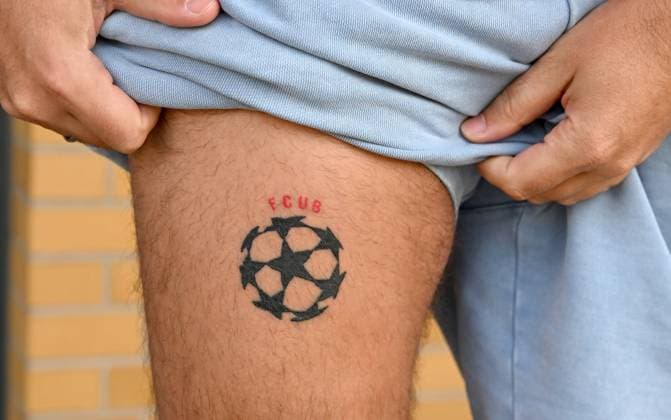Fussball, Herren, Saison 2023 2024, Champions League, 1. FC Union Berlin, Torsten Mattuschka hat sich von Christopher Trimmel (nicht im Bild, 1. FC Union) nach einer verlorenen Wette ein Tattoo mit dem Logo der Champions League und dem Vereins-Kürzel FCUB auf den rechten Oberschenkel stechen lassen, 14.09. 2023, Copyright: xMatthiasxKochx