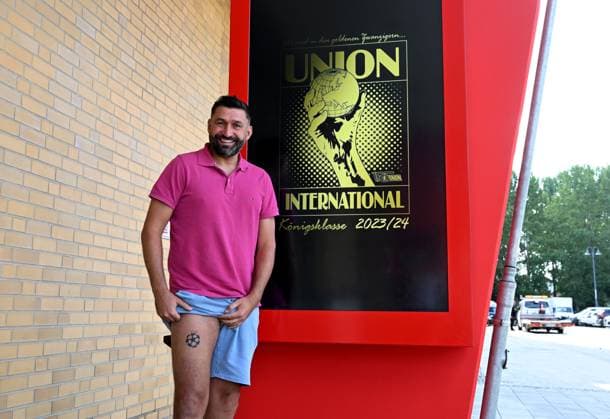 Fussball, Herren, Saison 2023 2024, Champions League, 1. FC Union Berlin, Torsten Mattuschka hat sich von Christopher Trimmel (nicht im Bild, 1. FC Union) nach einer verlorenen Wette ein Tattoo mit dem Logo der Champions League und dem Vereins-Kürzel FCUB auf den rechten Oberschenkel stechen lassen, hier steht er vor einem Schaukasten im Stadion An der Alten Försterei, 14.09. 2023, Copyright: xMatthiasxKochx