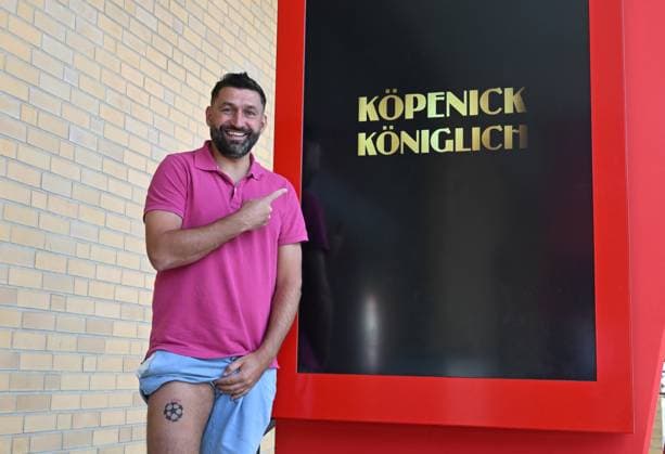 Sport Themen der Woche KW37 Sport Bilder des Tages Fussball, Herren, Saison 2023 2024, Champions League, 1. FC Union Berlin, Torsten Mattuschka hat sich von Christopher Trimmel (nicht im Bild, 1. FC Union) nach einer verlorenen Wette ein Tattoo mit dem Logo der Champions League und dem Vereins-Kürzel FCUB auf den rechten Oberschenkel stechen lassen, hier steht er vor einem Schaukasten im Stadion An der Alten Försterei, 14.09. 2023, *** Football, men, season 2023 2024, Champions League, 1 FC Union Berlin, Torsten Mattuschka has Christopher Trimmel not in the picture, 1 FC Union after a lost bet a tattoo with the logo of the Champions League and the club abbreviation FCUB stabbed on the right thigh, here he is in front of a showcase at the stadium An der Alten Försterei, 14 09 2023, Copyright: xMatthiasxKochx