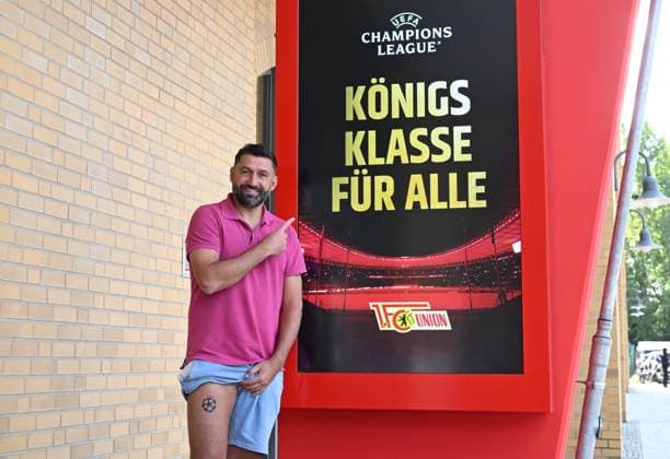 Fussball, Herren, Saison 2023 2024, Champions League, 1. FC Union Berlin, Torsten Mattuschka hat sich von Christopher Trimmel (nicht im Bild, 1. FC Union) nach einer verlorenen Wette ein Tattoo mit dem Logo der Champions League und dem Vereins-Kürzel FCUB auf den rechten Oberschenkel stechen lassen, hier steht er vor einem Schaukasten im Stadion An der Alten Försterei, 14.09. 2023, Copyright: xMatthiasxKochx