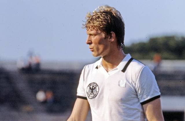 Archivbilder der Woche SPORT KW37 11.06.80 Deutschland - Tschechoslowakei Italien, Rom, 11.06.1980, Fussball, UEFA EM 1980 in Italien, DFB Deutschland - Tschechoslowakei (1:0): Karlheinz Förster (Deutschland). *** 11 06 80 Germany Czechoslovakia Italy, Rome, 11 06 1980, Football, UEFA EURO 1980 in Italy, DFB Germany Czechoslovakia 1 0 Karlheinz Förster Germany
