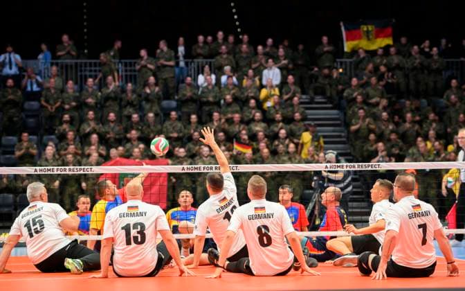 Sport Themen der Woche KW37 Feature, Aktion, Team GER Sitting volleyball Mixed Team Prelim. Rnd - Pool A, Germany (GER weiss) - Rumaenien (ROU) 2:1, am 14.09.2023 Invictus Games Duesseldorf, vom 09.09. - 16.09.2023 in Duesseldorf Deutschland. Â *** Feature, Action, Team GER Sitting volleyball Mixed Team Prelim Rnd Pool A, Germany GER white Romania ROU 2 1, on 14 09 2023 Invictus Games Duesseldorf, from 09 09 16 2023 in Duesseldorf Germany Â