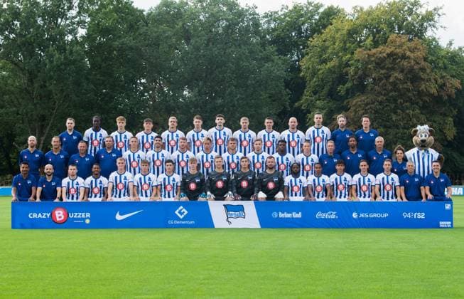 Hertha BSC; 2. Bundesliga, Porträttermin 2023 2024, Mannschaftsfoto, hi. Reihe v.li.: Spielanalyst Etienne Dzwonkowsky (Hertha BSC), Kelian Nsona (Hertha BSC), Veit Stange (Hertha BSC), Fabian Reese (Hertha BSC), Marc Oliver Kempf (Hertha BSC), Linus Gechter (Hertha BSC), Agustin Rogel (Hertha BSC), Marton Dardai (Hertha BSC), Smail Prevljak (Hertha BSC), Toni Leistner (Hertha BSC), Haris Tabakovic (Hertha BSC), Athletiktrainer Hendrik Vieth (Hertha BSC), Athletiktrainer Henrik Kuchno (Hertha BSC) mi. Reihe v.li.: Spielanalyst Gabor Ruhr (Hertha BSC), Co-Trainer Tamas Bodog (Hertha BSC), Trainer Pal Dardai (Hertha BSC), Torwarttrainer Andreas Menger (Hertha BSC), Bence Dardai (Hertha BSC), Andreas Bouchalakis (Hertha BSC), Pascal Klemens (Hertha BSC), Derry Scherhant (Hertha BSC), Florian Niederlechner (Hertha BSC), Marten Winkler (Hertha BSC), Anderson Lucoqui (Hertha BSC), Palko Dardai (Hertha BSC), Physiotherapeut Jürgen Lange (Hertha BSC), Physiotherapeut Frederick Syna (Hertha BSC), Zeugwart Hendrik Herzog (Hertha BSC), Physiotherapeutin Anne Kaube (Hertha BSC), Maskottchen Herthinho (Hertha BSC) vor. Reihe v. l. Teammanager Sami Allagui (Hertha BSC), Co-Trainer Admir Hamzagic (Hertha BSC), Jonjoe Kenny (Hertha BSC), Jeremy Dudziak (Hertha BSC), Tony Rölke (Hertha BSC), Gustav Christensen (Hertha BSC), Ibrahim Maza (Hertha BSC), Torhüter Tim Goller (Hertha BSC), Torhüter Tjark Ernst (Hertha BSC), Torhüter Robert Kwasigroch (Hertha BSC), Torhüter Philip Sprint (Hertha BSC), Deyovaisio Zeefuik (Hertha BSC), Bilal Hussein (Hertha BSC), Eliyas Strasner (Hertha BSC), Michal Karbownik (Hertha BSC), Peter Pekarik (Hertha BSC), Zeugwart Robert Ambramczyk (Hertha BSC), Teammanager Maximilian Fürst (Hertha BSC) 14.09. 2023, Copyright: xSebastianxRäppold MatthiasxKochx